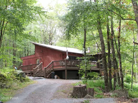 124 Hickory Dr, Hawley, PA 18428