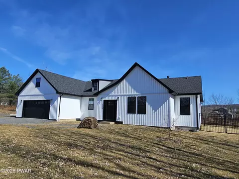1198 Lakeland Dr, Scott Township, PA 18433