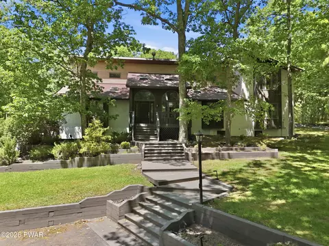 111 Westbrook Ct, Tafton, PA 18464