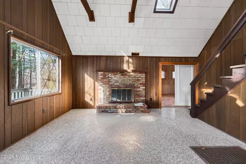 Living - 134 Lakeview Dr, Dingmans Ferry, PA 18328 photo 3 of 4