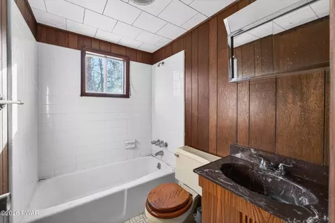 Bath - 134 Lakeview Dr, Dingmans Ferry, PA 18328 photo 1 of 2