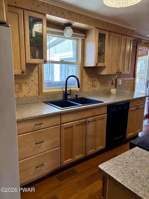 Kitchen - 2193 Spring Dr, Bushkill, PA 18324 photo 4 of 6