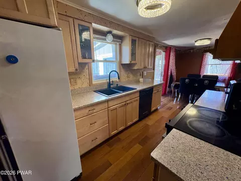 Kitchen - 2193 Spring Dr, Bushkill, PA 18324 photo 5 of 6