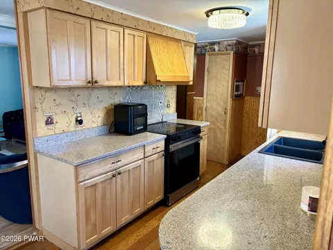 Kitchen - 2193 Spring Dr, Bushkill, PA 18324 photo 2 of 6