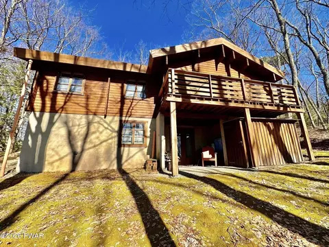 130 Canterbrook Dr, Hawley, PA 18428
