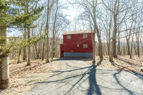 5231 Woodbridge Dr, Bushkill, PA 18324