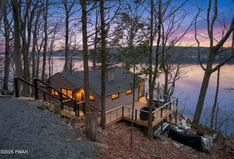 62 E Lakeside Dr, Lakeville, PA 18438