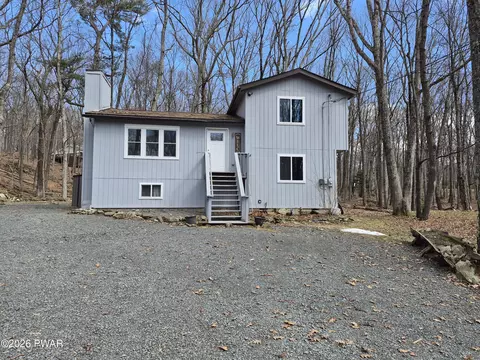 805 Pastern Ct, Hawley, PA 18428