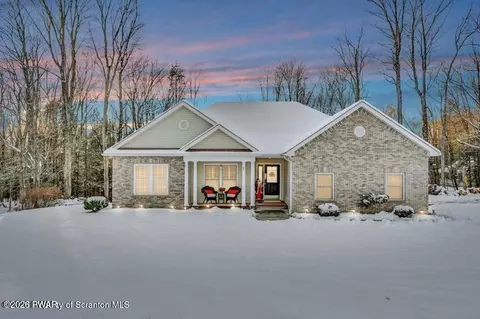 106 Brookview Ln, Greentown, PA 18426