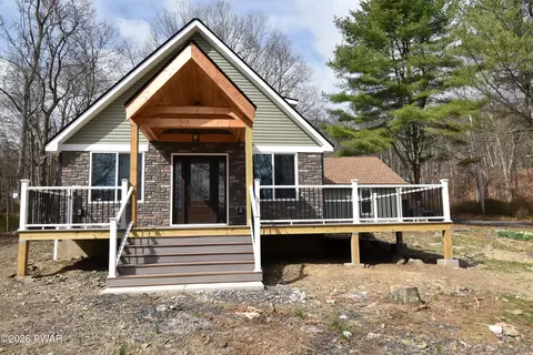 108 Stag Ct, Bushkill, PA 18324