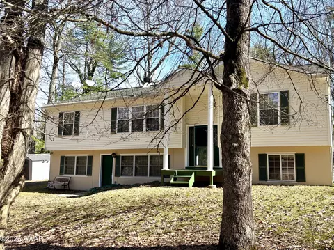 104 Hedge Dr, Dingmans Ferry, PA 18328