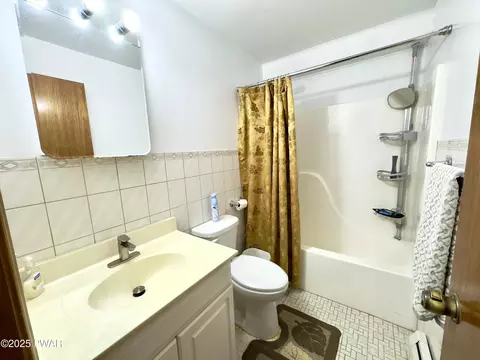 Bath - 104 Hedge Dr, Dingmans Ferry, PA 18328 photo 6 of 7
