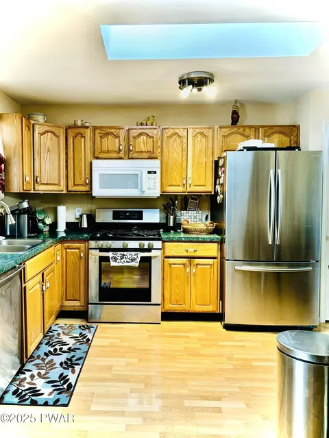 Kitchen - 104 Hedge Dr, Dingmans Ferry, PA 18328 photo 2 of 3