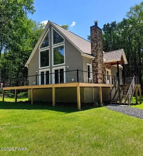 131 Sunset Dr, Greentown, PA 18426