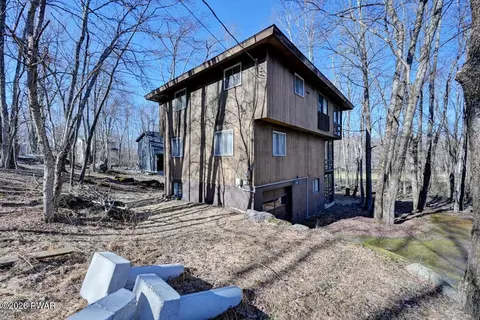 99 S Fairway Dr, Lake Ariel, PA 18436