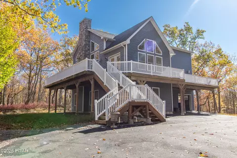111 Woodcrest Dr, Hawley, PA 18428