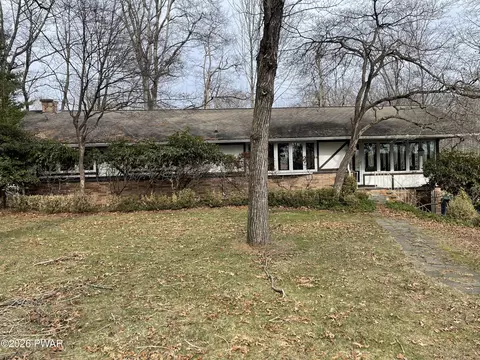 11 Meadowwood Cir, Lakeville, PA 18438