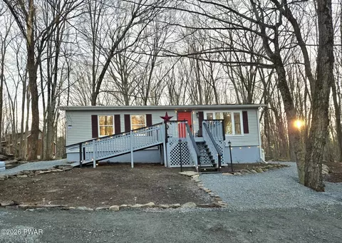 65 Windsor Rd, Hawley, PA 18428