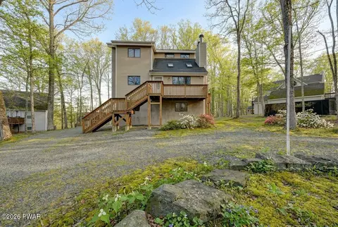 258 W Lakeview Rd, Lackawaxen, PA 18435