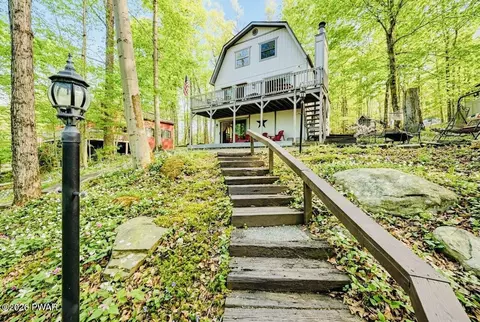 387 Lakeview Dr, Lake Ariel, PA 18436
