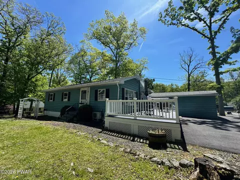 13 Oak Dr, Lakeville, PA 18438