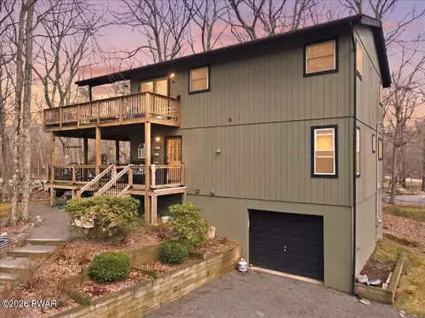 119 Ridgeway Dr, Lords Valley, PA 18428