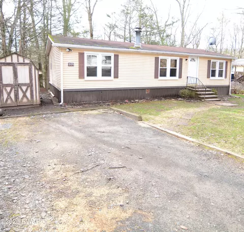 137 Oak Dr, Greentown, PA 18426