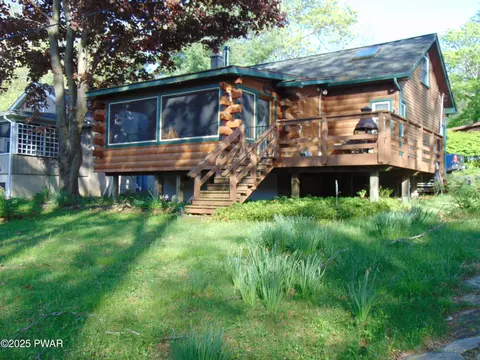 105 Leonard Ln, Paupack, PA 18451