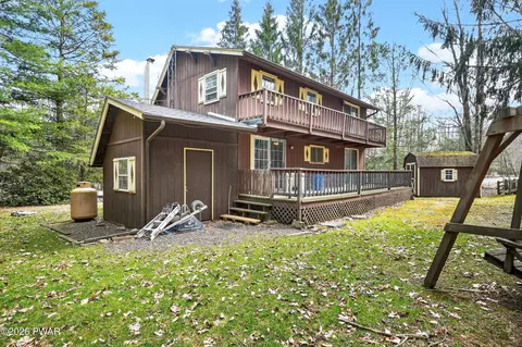 1067 Rolling Hills Dr, Lake Ariel, PA 18436