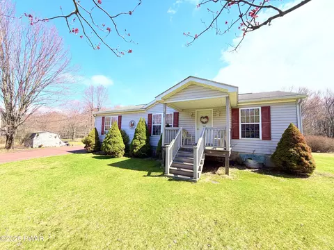 56 Meadowland Dr, Damascus, PA 18415