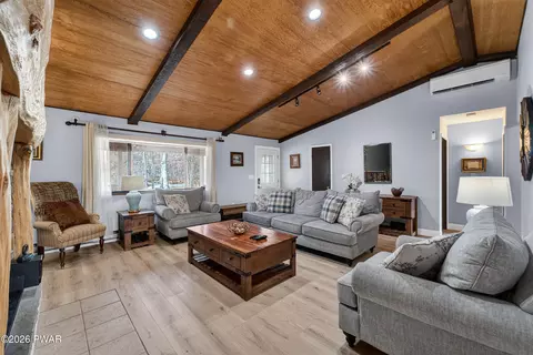 Living - 4143 Spring Cir, Bushkill, PA 18324 photo 3 of 6