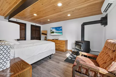 Bedroom - 4143 Spring Cir, Bushkill, PA 18324 photo 6 of 6