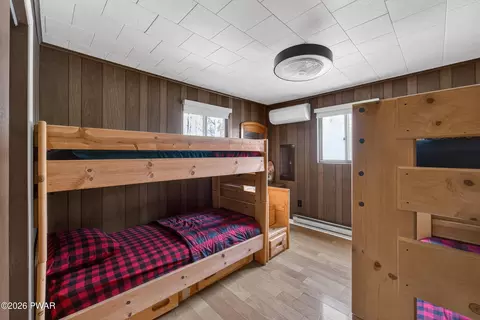 Bedroom - 4143 Spring Cir, Bushkill, PA 18324 photo 5 of 6