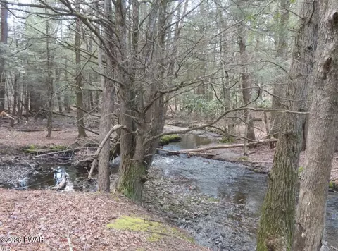 201 Sawmill Rd, Greentown, PA 18426
