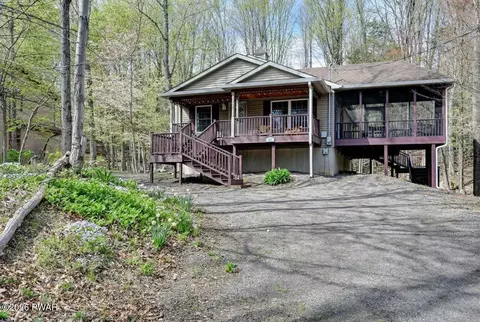 30 Woodview Ter, Lake Ariel, PA 18436