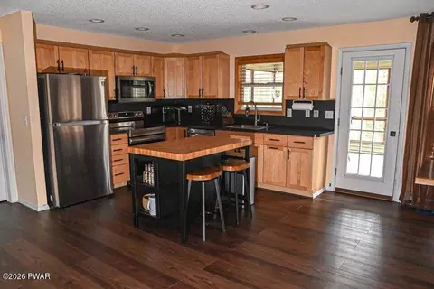 144 Eisenhower Dr, Lords Valley, PA 18428