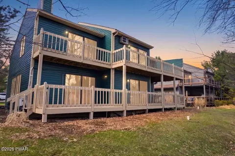 402 Shiny Mountain Ct, Greentown, PA 18426