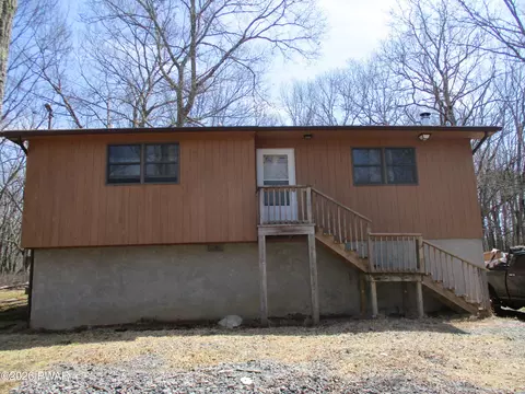 571 Mallard Ln, Bushkill, PA 18324