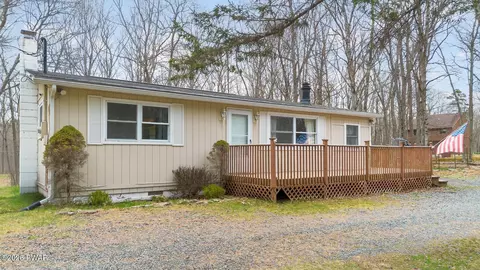 136 Buckhorn Dr, Hawley, PA 18428