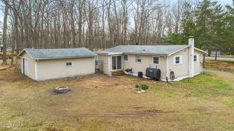 136 Buckhorn Dr, Hawley, PA 18428