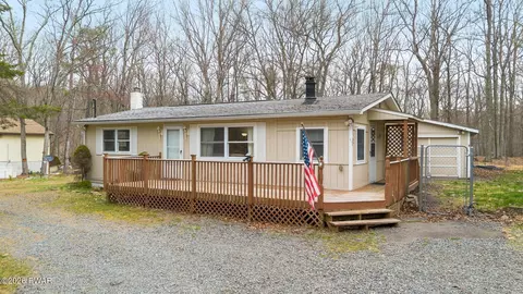 136 Buckhorn Dr, Hawley, PA 18428