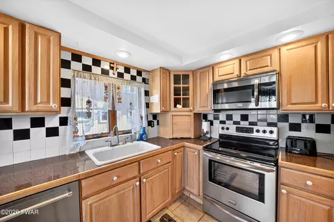 Kitchen - 113 Chipmunk Dr, Tafton, PA 18464 photo 2 of 3