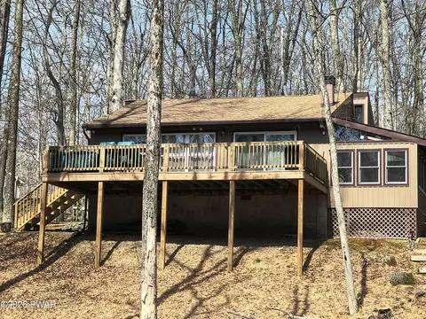127 Buckhorn Dr, Hawley, PA 18428