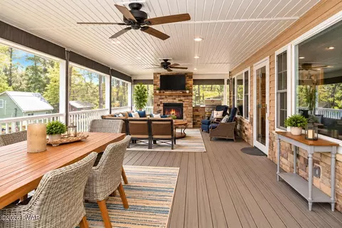 132 River Rd, Greentown, PA 18426