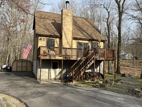 108 Crestview Ct, Hawley, PA 18428
