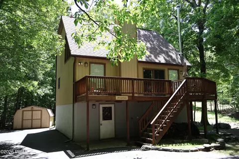 108 Crestview Ct, Hawley, PA 18428