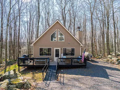 8 Boulder Ct, Lake Ariel, PA 18436