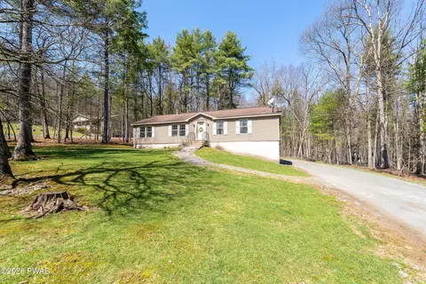 149 Eastwood Cir, Hawley, PA 18428