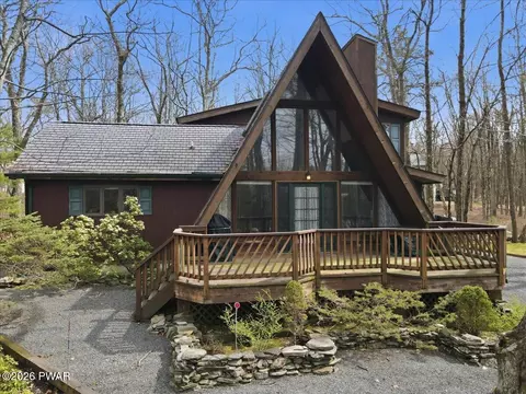 802 E Spur Ct, Lords Valley, PA 18428