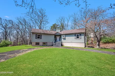 1093 Lancaster Dr, Bushkill, PA 18324 photo 5